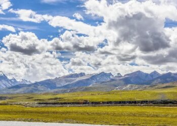 Photo shows the beautiful scenery along the Qinghai-Xizang Railway. (Photo by Peng Huan/People's Daily Online)