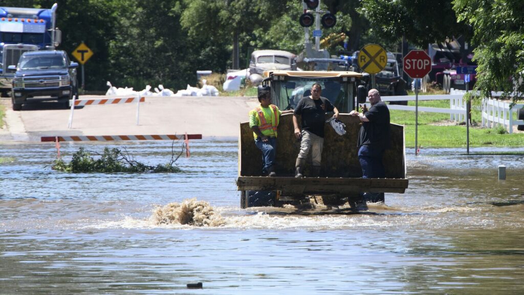 Severe weather: Floods force evacuation in Iowa, heatwave broils rest of US