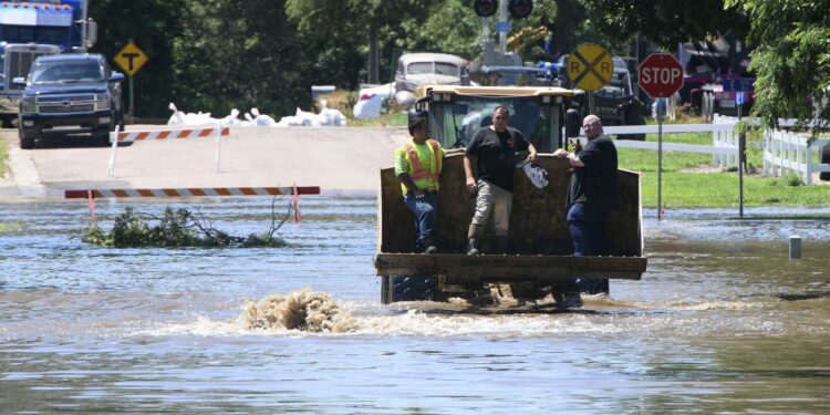 Severe weather: Floods force evacuation in Iowa, heatwave broils rest of US