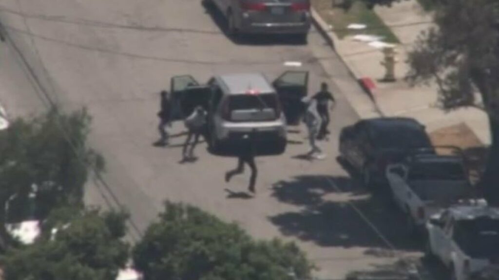 5 people run from stolen Kia Soul at end of chase in Hawthorne – NBC Los Angeles