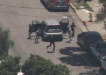 5 people run from stolen Kia Soul at end of chase in Hawthorne – NBC Los Angeles