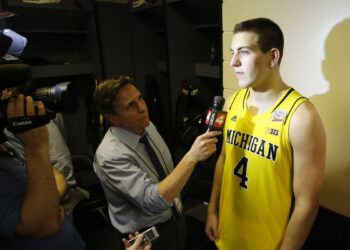 Detroit sports anchor Bernie Smilovitz bids on-air goodbye to WDIV