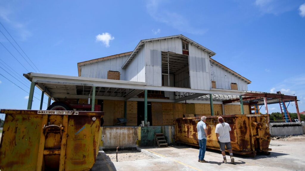 Hogan Yards combines craft beer, barbecue, pickleball in Vero Beach entertainment complex - TCPalm