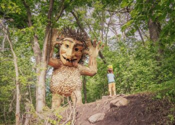 Thomas Dambo makes giant trolls from trash, hides them with clues