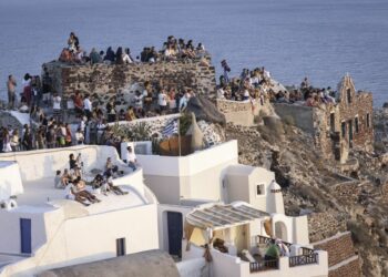 Tourists to Boost European Economy By Record €800 Billion in 2024
