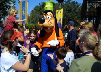 Stepdaughter Left Behind: Mom’s Controversial Decision to Exclude Teen from Disney Trip