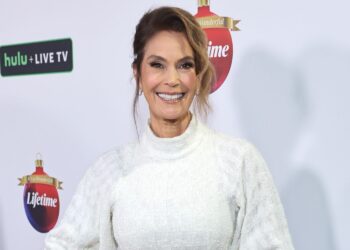 Teri Hatcher’s Spectacular Gingerbread Houses: A Holiday Tradition Like No Other!