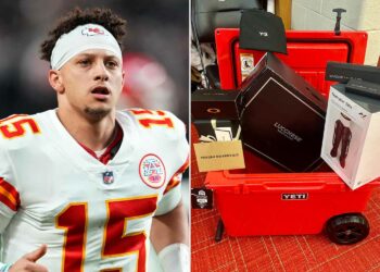 Patrick Mahomes Surprises Chiefs’ Offensive Line with Luxurious Christmas Gifts!