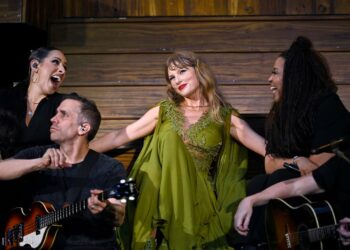 Behind the Scenes: Jeslyn Gorman Unveils Exclusive Photos of Taylor Swift at Play During Eras Tour Break!